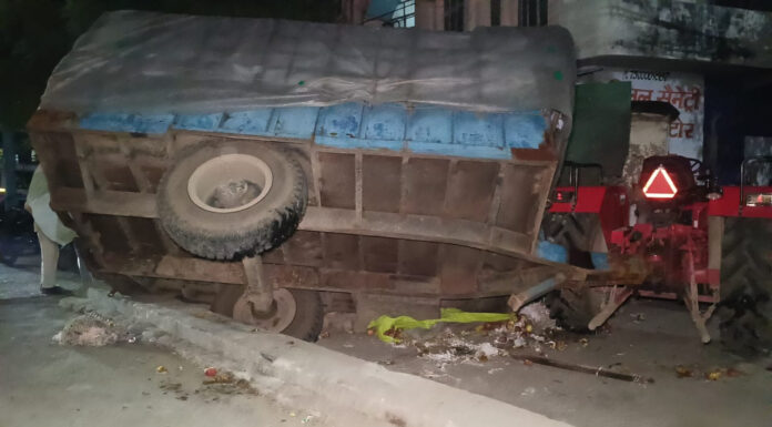 Overloaded Sugar-Laden Tractor-Trolley Hits Apple Vendor in Muzaffarnagar, Leaves Him Seriously Injured A speeding, overloaded sugar-laden tractor-trolley seriously injured an apple vendor in Muzaffarnaga