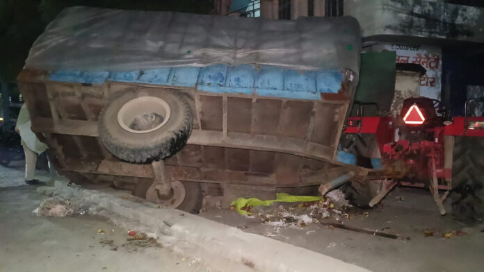 Overloaded Sugar-Laden Tractor-Trolley Hits Apple Vendor in Muzaffarnagar, Leaves Him Seriously Injured A speeding, overloaded sugar-laden tractor-trolley seriously injured an apple vendor in Muzaffarnaga