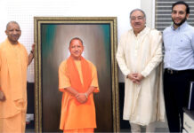 Padma Shri Artist Krishna Kanhai Presents Life-Size Portrait to CM Yogi, Invites Him to Art Gallery