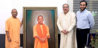 Padma Shri Artist Krishna Kanhai Presents Life-Size Portrait to CM Yogi, Invites Him to Art Gallery