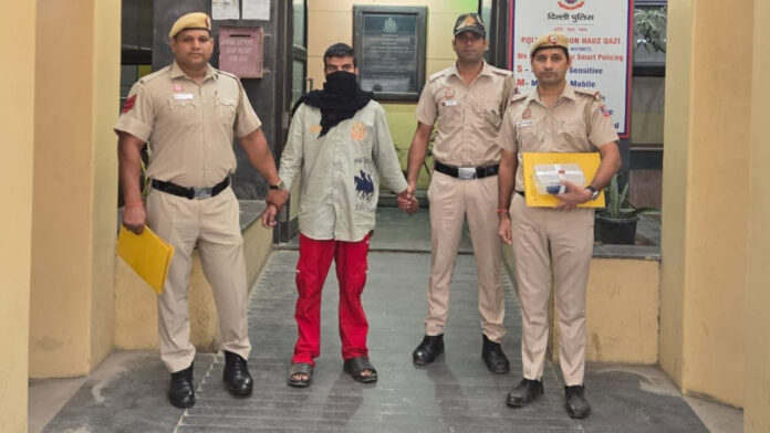 Robber who committed a knife-point robbery arrested within 24 hours; swift action by Hauz Qazi police