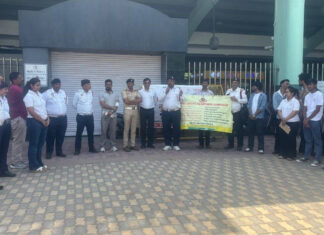 Seelampur Traffic Police Raise Awareness, Street Play Promotes Safe Driving