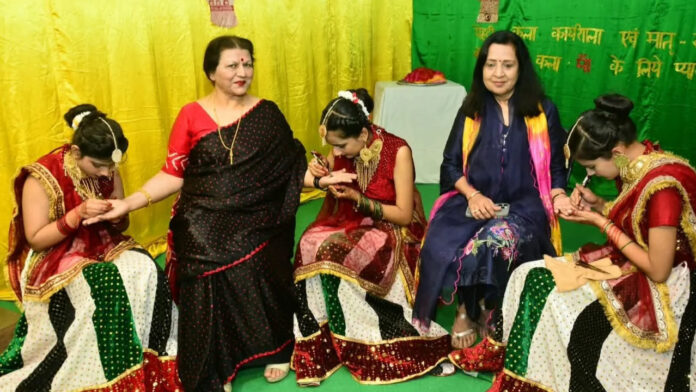 Students Celebrate Motherhood Through Mehndi Art at Muzaffarnagar School