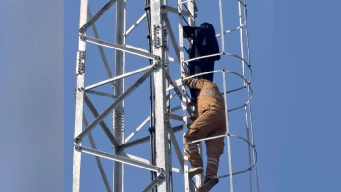 UP News: Woman Climbs 100-Foot Mobile Tower, Marries Mumbai-Based Lover via Video Call